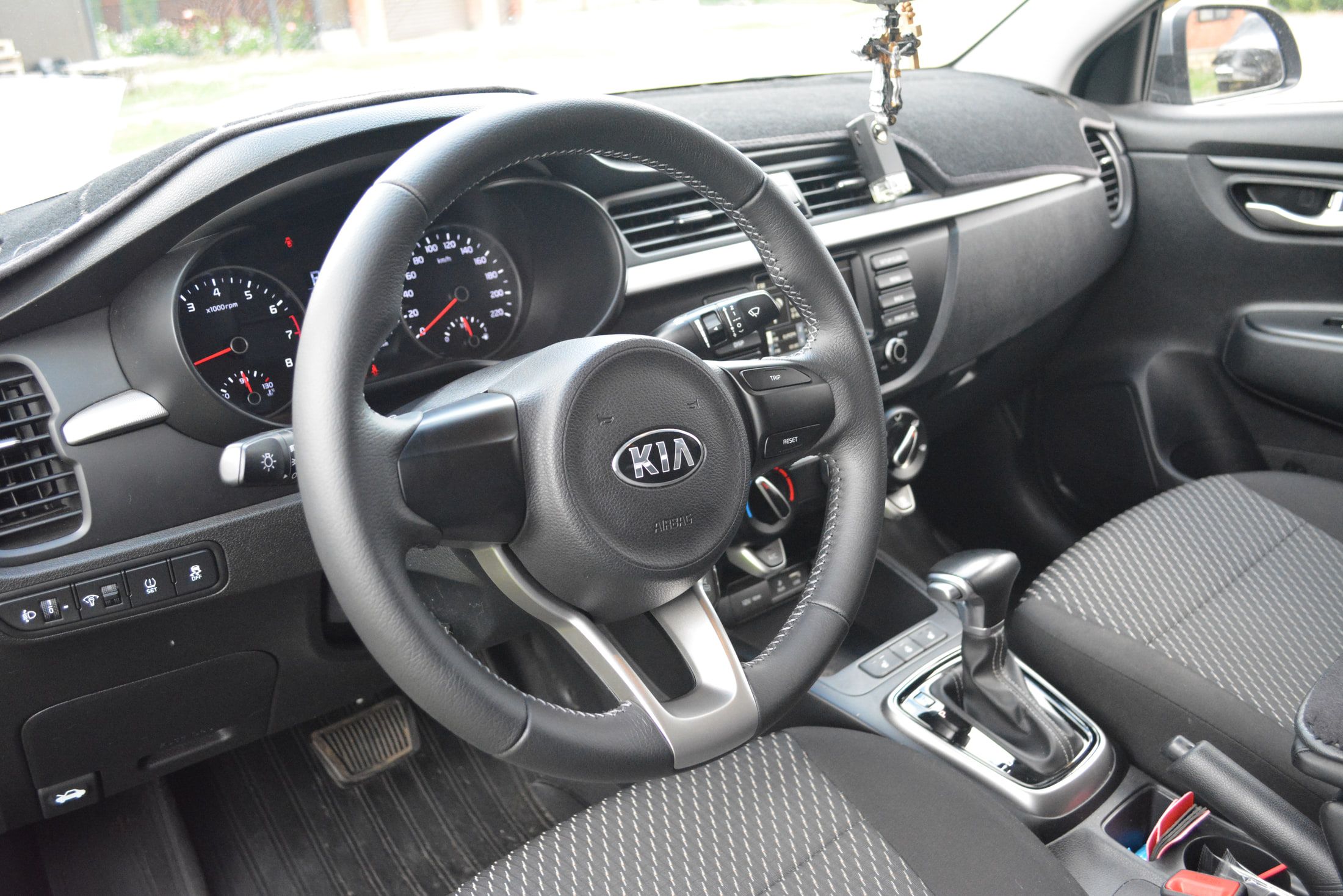 Перетянутый руль Kia в салоне автомобиля